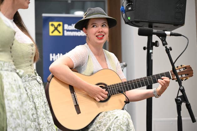 55. Hausmusikroas im Rahmen der Salzkammergut Festwochen Gmunden mit den Volksmusikgruppen Klanggholz und Glanschl Zwüllinge im Haus Salzkammergut in Gmunden, fotografiert am 05.09.26. Das Bild zeigt Sängerinnen der Gruppe Glanschl Zwüllinge 2026 - 5. Hausmusikroas im Rahmen der Salzkammergut Festwochen Gmunden mit den Volksmusikgruppem<kakngholz und Glanschl Zwüllinge im HAu Salzkammergut in Gmunden, am 05.09.26