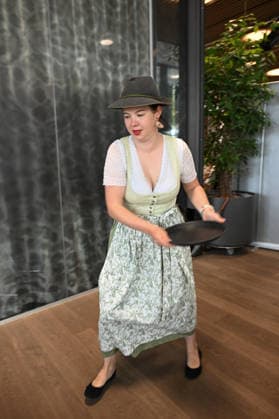 55. Hausmusikroas im Rahmen der Salzkammergut Festwochen Gmunden mit den Volksmusikgruppen Klanggholz und Glanschl Zwüllinge im Haus Salzkammergut in Gmunden, fotografiert am 05.09.26. Das Bild zeigt eine Sängerin der Gruppe Glanschl Zwüllinge 2026 - 5. Hausmusikroas im Rahmen der Salzkammergut Festwochen Gmunden mit den Volksmusikgruppem<kakngholz und Glanschl Zwüllinge im HAu Salzkammergut in Gmunden, am 05.09.26