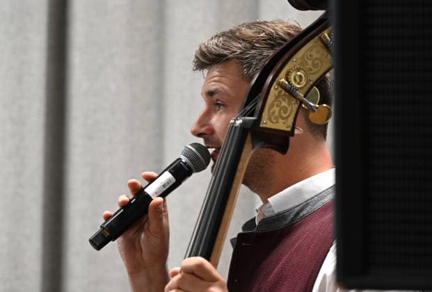 55. Hausmusikroas im Rahmen der Salzkammergut Festwochen Gmunden mit den Volksmusikgruppen Klanggholz und Glanschl Zwüllinge im Haus Salzkammergut in Gmunden, fotografiert am 05.09.26. Das Bild zeigt den Bassisten der Musikantengruppe Klangholz 2026 - 5. Hausmusikroas im Rahmen der Salzkammergut Festwochen Gmunden mit den Volksmusikgruppem<kakngholz und Glanschl Zwüllinge im HAu Salzkammergut in Gmunden, am 05.09.26