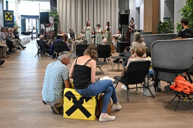 55. Hausmusikroas im Rahmen der Salzkammergut Festwochen Gmunden mit den Volksmusikgruppen Klanggholz und Glanschl Zwüllinge im Haus Salzkammergut in Gmunden, fotografiert am 05.09.26. Das Bild zeigt Publikum vor den beiden Musikantengruppen 2026 - 5. Hausmusikroas im Rahmen der Salzkammergut Festwochen Gmunden mit den Volksmusikgruppem<kakngholz und Glanschl Zwüllinge im HAu Salzkammergut in Gmunden, am 05.09.26