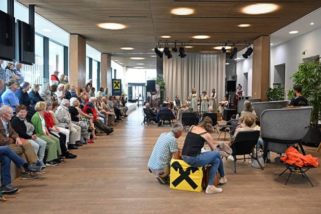 55. Hausmusikroas im Rahmen der Salzkammergut Festwochen Gmunden mit den Volksmusikgruppen Klanggholz und Glanschl Zwüllinge im Haus Salzkammergut in Gmunden, fotografiert am 05.09.26. Das Bild zeigt Publikum vor den beiden Musikantengruppen 2026 - 5. Hausmusikroas im Rahmen der Salzkammergut Festwochen Gmunden mit den Volksmusikgruppem<kakngholz und Glanschl Zwüllinge im HAu Salzkammergut in Gmunden, am 05.09.26