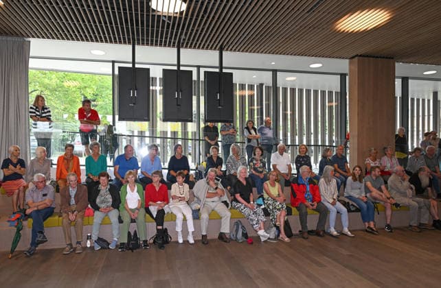 55. Hausmusikroas im Rahmen der Salzkammergut Festwochen Gmunden mit den Volksmusikgruppen Klanggholz und Glanschl Zwüllinge im Haus Salzkammergut in Gmunden, fotografiert am 05.09.26. Das Bild zeigt Besucher der Veranstaltung 2026 - 5. Hausmusikroas im Rahmen der Salzkammergut Festwochen Gmunden mit den Volksmusikgruppem<kakngholz und Glanschl Zwüllinge im HAu Salzkammergut in Gmunden, am 05.09.26