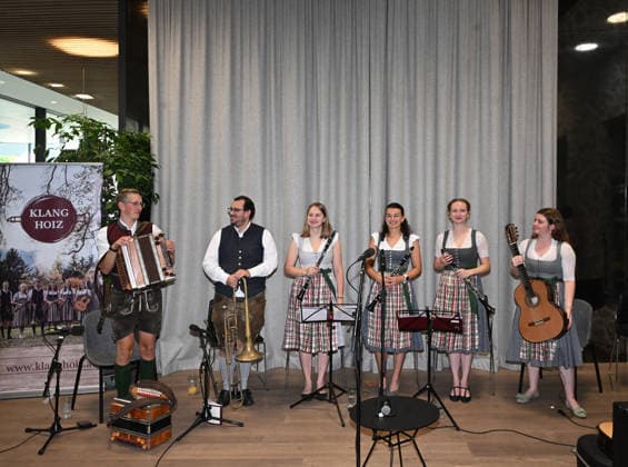 55. Hausmusikroas im Rahmen der Salzkammergut Festwochen Gmunden mit den Volksmusikgruppen Klanggholz und Glanschl Zwüllinge im Haus Salzkammergut in Gmunden, fotografiert am 05.09.26. Das Bild zeigt die Musiker der Volksmusigruppe Klangholz 2026 - 5. Hausmusikroas im Rahmen der Salzkammergut Festwochen Gmunden mit den Volksmusikgruppem<kakngholz und Glanschl Zwüllinge im HAu Salzkammergut in Gmunden, am 05.09.26