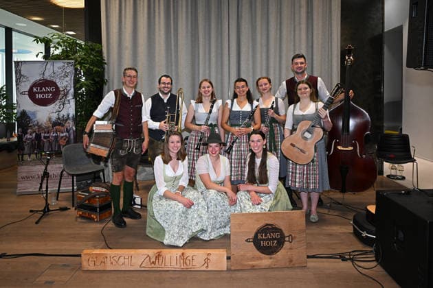 55. Hausmusikroas im Rahmen der Salzkammergut Festwochen Gmunden mit den Volksmusikgruppen Klanggholz und Glanschl Zwüllinge im Haus Salzkammergut in Gmunden, fotografiert am 05.09.26. Das Bild zeigt ein Gruppenfoto der Volksmusikgruppen Klangholz und Glanschl Zwülling 2026 - 5. Hausmusikroas im Rahmen der Salzkammergut Festwochen Gmunden mit den Volksmusikgruppem<kakngholz und Glanschl Zwüllinge im HAu Salzkammergut in Gmunden, am 05.09.26