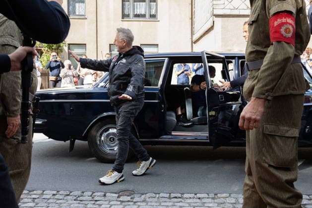 05.09.2026, Filmpremiere, Maske auf Genossen Martin Semmelrogge (Darsteller, Apotheker Herr Glück) kommt an Markneukirchen Harmonie-Lichtspiele Sachsen Deutschland