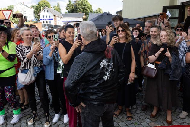 05.09.2026, Filmpremiere, Maske auf Genossen Martin Semmelrogge (Darsteller, Apotheker Herr Glück, mit dem Rücken zum Foto) lässt sich feiern Markneukirchen Harmonie-Lichtspiele Sachsen Deutschland