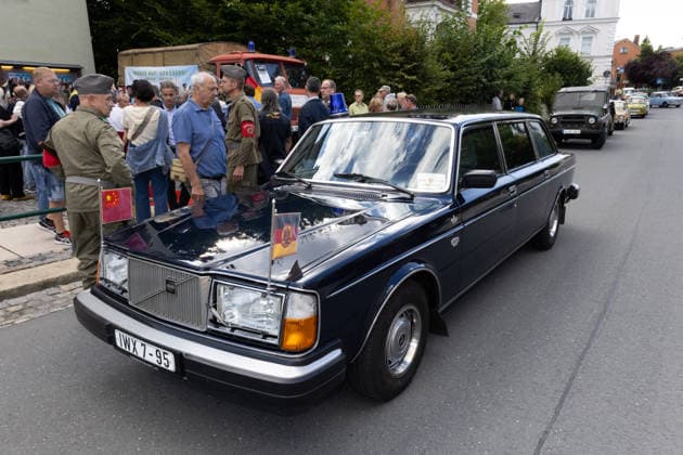 05.09.2026, Filmpremiere, Maske auf Genossen In einer ehemaligen Staatskarosse von Erich Honecker ist Martin Semmelrogge (Darsteller, Apotheker Herr Glück) vorgefahren Markneukirchen Harmonie-Lichtspiele Sachsen Deutschland