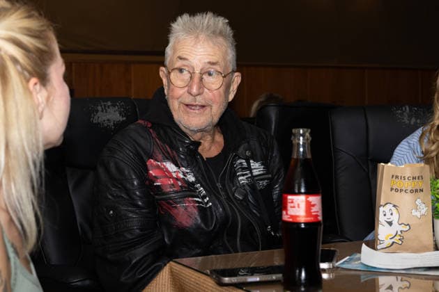 05.09.2026, Filmpremiere, Maske auf Genossen Martin Semmelrogge (Darsteller, Apotheker Herr Glück, Mitte) vertieft in Gesprächen Markneukirchen Harmonie-Lichtspiele Sachsen Deutschland