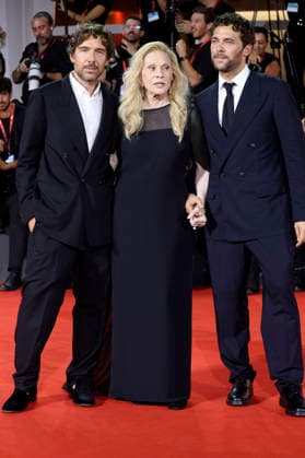 Alessandro Morelli, Faye Dunaway und Luca Morelli bei der Premiere des Dokumentarfilms Oasis: Don t Look Back in Anger auf der Biennale di Venezia 2023 83. Internationale Filmfestspiele von Venedig im Palazzo del Cinema. Venedig, 05.09.2026