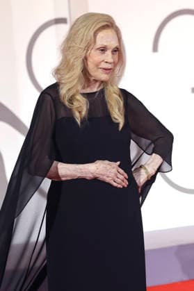 Faye Dunaway bei der Premiere des Dokumentarfilms Oasis: Don t Look Back in Anger auf der Biennale di Venezia 2023 83. Internationale Filmfestspiele von Venedig im Palazzo del Cinema. Venedig, 05.09.2026