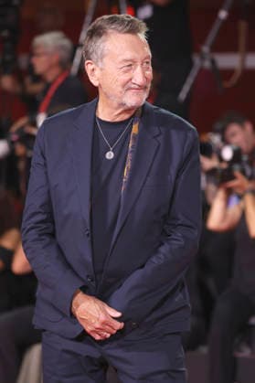Steven Knight bei der Premiere des Dokumentarfilms Oasis: Don t Look Back in Anger auf der Biennale di Venezia 2023 83. Internationale Filmfestspiele von Venedig im Palazzo del Cinema. Venedig, 05.09.2026