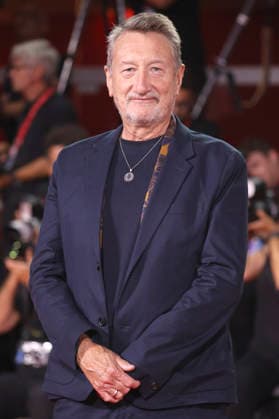 Steven Knight bei der Premiere des Dokumentarfilms Oasis: Don t Look Back in Anger auf der Biennale di Venezia 2023 83. Internationale Filmfestspiele von Venedig im Palazzo del Cinema. Venedig, 05.09.2026
