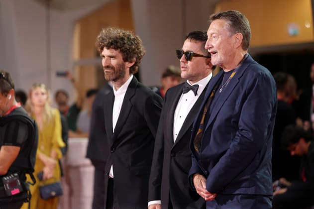 Will Lovelace, Dylan Southern und Steven Knight bei der Premiere des Dokumentarfilms Oasis: Don t Look Back in Anger auf der Biennale di Venezia 2023 83. Internationale Filmfestspiele von Venedig im Palazzo del Cinema. Venedig, 05.09.2026
