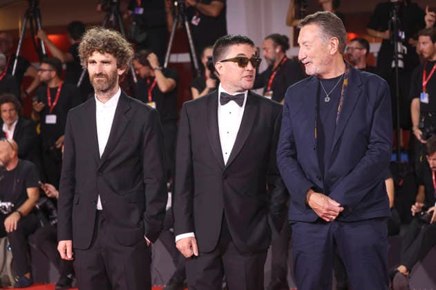 Will Lovelace, Dylan Southern und Steven Knight bei der Premiere des Dokumentarfilms Oasis: Don t Look Back in Anger auf der Biennale di Venezia 2023 83. Internationale Filmfestspiele von Venedig im Palazzo del Cinema. Venedig, 05.09.2026