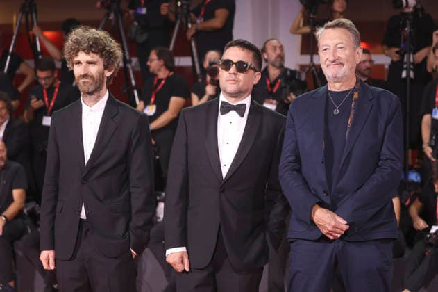 Will Lovelace, Dylan Southern und Steven Knight bei der Premiere des Dokumentarfilms Oasis: Don t Look Back in Anger auf der Biennale di Venezia 2023 83. Internationale Filmfestspiele von Venedig im Palazzo del Cinema. Venedig, 05.09.2026