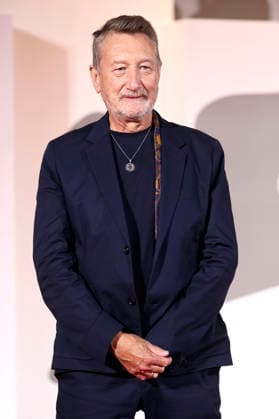 Steven Knight bei der Premiere des Dokumentarfilms Oasis: Don t Look Back in Anger auf der Biennale di Venezia 2023 83. Internationale Filmfestspiele von Venedig im Palazzo del Cinema. Venedig, 05.09.2026