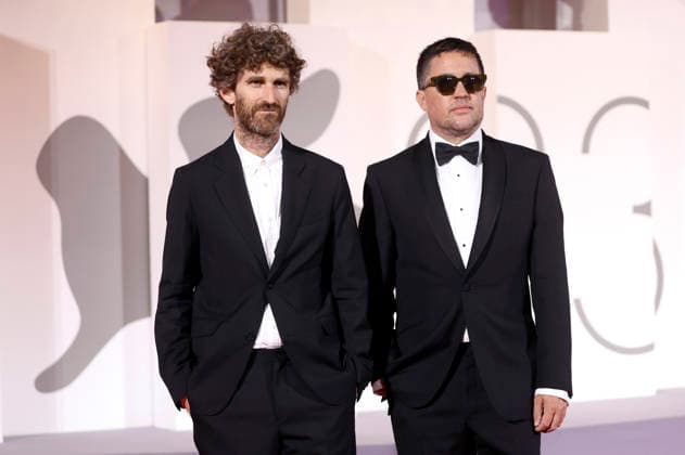 Will Lovelace und Dylan Southern bei der Premiere des Dokumentarfilms Oasis: Don t Look Back in Anger auf der Biennale di Venezia 2023 83. Internationale Filmfestspiele von Venedig im Palazzo del Cinema. Venedig, 05.09.2026