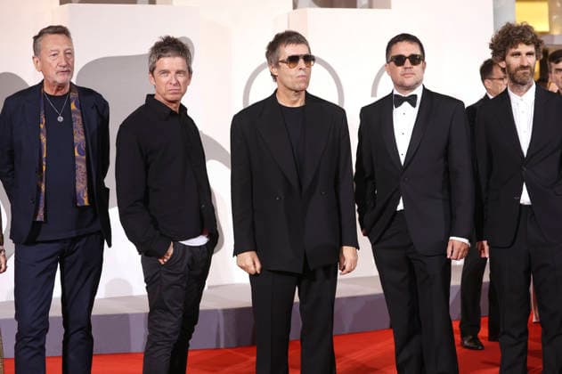 Steven Knight, Noel Gallagher, Liam Gallagher, Dylan Southern und Will Lovelace bei der Premiere des Dokumentarfilms Oasis: Don t Look Back in Anger auf der Biennale di Venezia 2023 83. Internationale Filmfestspiele von Venedig im Palazzo del Cinema. Venedig, 05.09.2026
