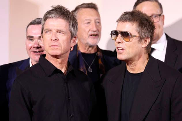 Noel Gallagher, Steve Knight und Liam Gallagher bei der Premiere des Dokumentarfilms Oasis: Don t Look Back in Anger auf der Biennale di Venezia 2023 83. Internationale Filmfestspiele von Venedig im Palazzo del Cinema. Venedig, 05.09.2026