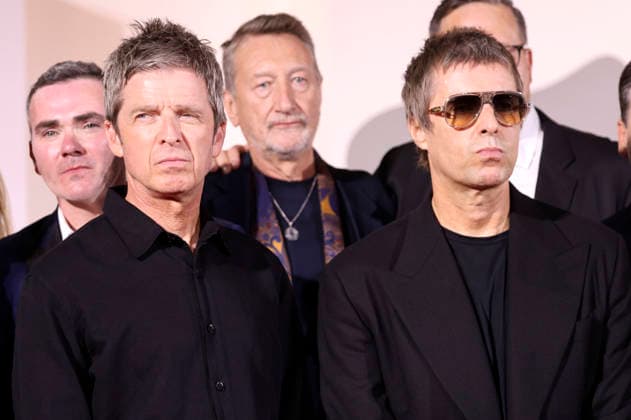 Noel Gallagher, Steve Knight und Liam Gallagher bei der Premiere des Dokumentarfilms Oasis: Don t Look Back in Anger auf der Biennale di Venezia 2023 83. Internationale Filmfestspiele von Venedig im Palazzo del Cinema. Venedig, 05.09.2026