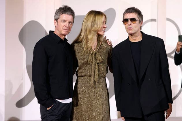 Noel Gallagher, Dana Walden und Liam Gallagher bei der Premiere des Dokumentarfilms Oasis: Don t Look Back in Anger auf der Biennale di Venezia 2023 83. Internationale Filmfestspiele von Venedig im Palazzo del Cinema. Venedig, 05.09.2026
