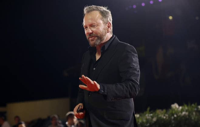 September 6, 2026, Venice: Canadian actor Kiefer Sutherland arrives for the premiere of Father Joe during the 83rd Venice Film Festival in Venice, Italy, 05 September 2026. The movie is presented out of competition at the festival running from 02 to 12 September 2026. ANSA FABIO FRUSTACI Venice  - ZUMAa110 20260906_zaf_a110_001 Copyright: xFabioxFrustacix