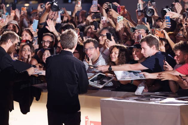 News - Oasis: Don t Look Back in Anger Red Carpet - The 83rd Venice International Film Festival VENICE, ITALY - SEPTEMBER 05: Liam and Noel Gallagher sign autograph during the Oasis: Don t Look Back in Anger screening at the 83rd Venice International Film Festival at Sala Grande on September 05, 2026 in Venice, Italy. Photo: Cinzia Camela. Lido di Venezia Palazzo del Cinema Italy Copyright: xCinziaxCamelax xLiveMediax LPN_2648134
