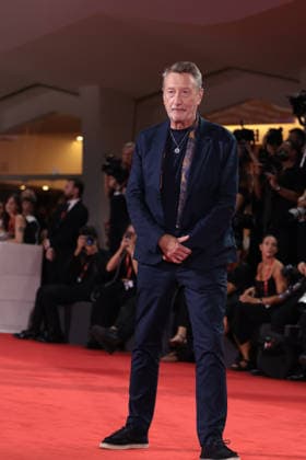 Oasis, Don t Look Back in Anger Screening - The 83rd Venice International Film Festival Steven Knight attends the Oasis: Don t Look Back in Anger Screening during the 83rd Venice International Film Festival at Sala Grande on September 05, 2026 in Venice, Italy.  Copyright: xKazukoxWakayamax