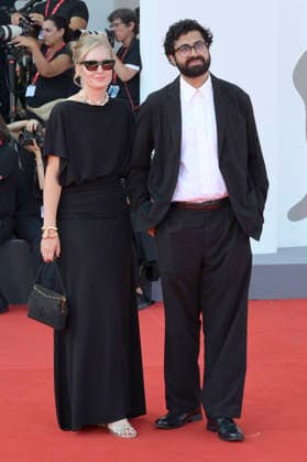 Ajon Singh mit Begleitung bei der Premiere des Kinofilms Primetime auf der Biennale di Venezia 2023 83. Internationale Filmfestspiele von Venedig im Palazzo del Cinema. Venedig, 05.09.2026
