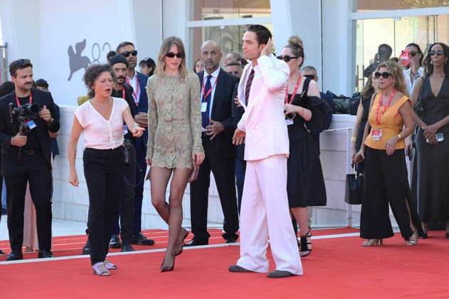 Suki Waterhouse und Robert Pattinson bei der Premiere des Kinofilms Primetime auf der Biennale di Venezia 2023 83. Internationale Filmfestspiele von Venedig im Palazzo del Cinema. Venedig, 05.09.2026