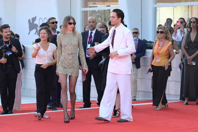 Suki Waterhouse und Robert Pattinson bei der Premiere des Kinofilms Primetime auf der Biennale di Venezia 2023 83. Internationale Filmfestspiele von Venedig im Palazzo del Cinema. Venedig, 05.09.2026