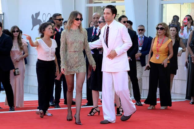 Suki Waterhouse und Robert Pattinson bei der Premiere des Kinofilms Primetime auf der Biennale di Venezia 2023 83. Internationale Filmfestspiele von Venedig im Palazzo del Cinema. Venedig, 05.09.2026