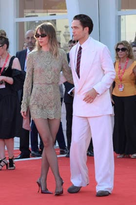 Suki Waterhouse und Robert Pattinson bei der Premiere des Kinofilms Primetime auf der Biennale di Venezia 2023 83. Internationale Filmfestspiele von Venedig im Palazzo del Cinema. Venedig, 05.09.2026