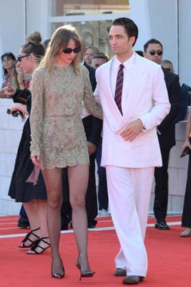 Suki Waterhouse und Robert Pattinson bei der Premiere des Kinofilms Primetime auf der Biennale di Venezia 2023 83. Internationale Filmfestspiele von Venedig im Palazzo del Cinema. Venedig, 05.09.2026