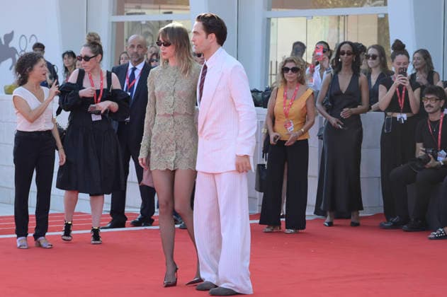 Suki Waterhouse und Robert Pattinson bei der Premiere des Kinofilms Primetime auf der Biennale di Venezia 2023 83. Internationale Filmfestspiele von Venedig im Palazzo del Cinema. Venedig, 05.09.2026