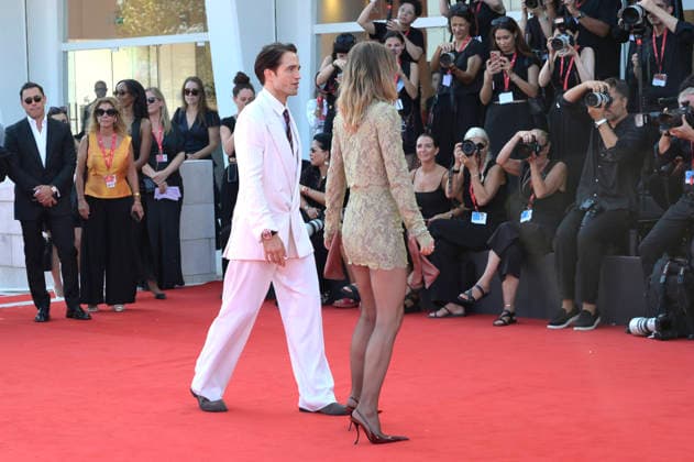 Robert Pattinson und Suki Waterhouse bei der Premiere des Kinofilms Primetime auf der Biennale di Venezia 2023 83. Internationale Filmfestspiele von Venedig im Palazzo del Cinema. Venedig, 05.09.2026