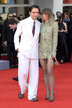 Robert Pattinson und Suki Waterhouse bei der Premiere des Kinofilms Primetime auf der Biennale di Venezia 2023 83. Internationale Filmfestspiele von Venedig im Palazzo del Cinema. Venedig, 05.09.2026