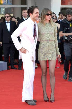 Robert Pattinson und Suki Waterhouse bei der Premiere des Kinofilms Primetime auf der Biennale di Venezia 2023 83. Internationale Filmfestspiele von Venedig im Palazzo del Cinema. Venedig, 05.09.2026