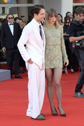 Robert Pattinson und Suki Waterhouse bei der Premiere des Kinofilms Primetime auf der Biennale di Venezia 2023 83. Internationale Filmfestspiele von Venedig im Palazzo del Cinema. Venedig, 05.09.2026