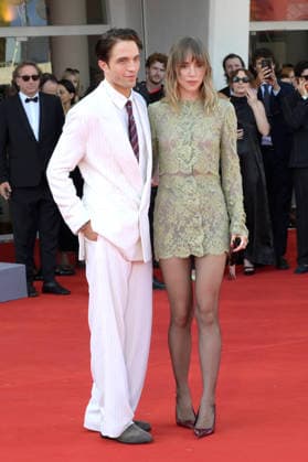 Robert Pattinson und Suki Waterhouse bei der Premiere des Kinofilms Primetime auf der Biennale di Venezia 2023 83. Internationale Filmfestspiele von Venedig im Palazzo del Cinema. Venedig, 05.09.2026