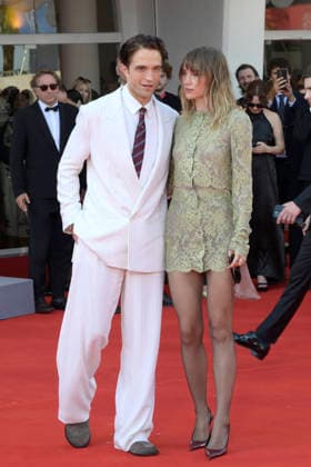 Robert Pattinson und Suki Waterhouse bei der Premiere des Kinofilms Primetime auf der Biennale di Venezia 2023 83. Internationale Filmfestspiele von Venedig im Palazzo del Cinema. Venedig, 05.09.2026
