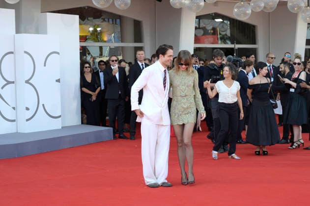 Robert Pattinson und Suki Waterhouse bei der Premiere des Kinofilms Primetime auf der Biennale di Venezia 2023 83. Internationale Filmfestspiele von Venedig im Palazzo del Cinema. Venedig, 05.09.2026