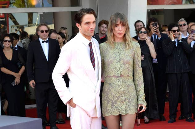 Robert Pattinson und Suki Waterhouse bei der Premiere des Kinofilms Primetime auf der Biennale di Venezia 2023 83. Internationale Filmfestspiele von Venedig im Palazzo del Cinema. Venedig, 05.09.2026