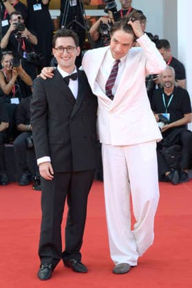 Lance Oppenheim und Robert Pattinson bei der Premiere des Kinofilms Primetime auf der Biennale di Venezia 2023 83. Internationale Filmfestspiele von Venedig im Palazzo del Cinema. Venedig, 05.09.2026