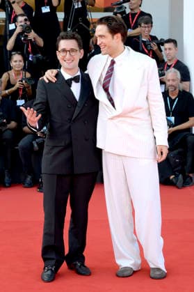 Lance Oppenheim und Robert Pattinson bei der Premiere des Kinofilms Primetime auf der Biennale di Venezia 2023 83. Internationale Filmfestspiele von Venedig im Palazzo del Cinema. Venedig, 05.09.2026