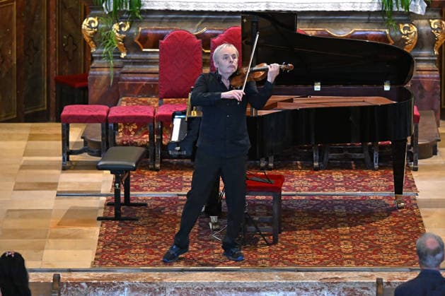 Konzert Sound of Sommerfrische mit Weltklsse Musikern in der Ortspfarrkirche Traunkirchen, im Rahmen der Salzkammergut Festwochen Gmunden, fotografiert am 05.09.26. Das Bild zeigt den Geiger Roland Greutter als Solisten vor dem Altar der Pfarrkirche 2026 - Konzert Sound of Sommerfrische mit Weltklsse Musikern in der Ortspfarrkirche Traunkirchen, im Rahmen der Salzkammergut Festwochen Gmunden, am 05.09.26