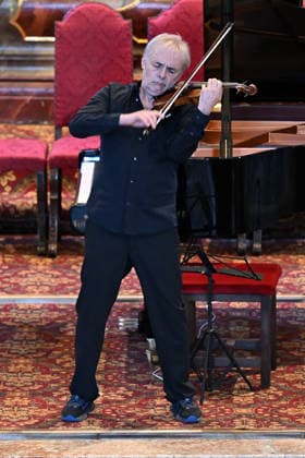 Konzert Sound of Sommerfrische mit Weltklsse Musikern in der Ortspfarrkirche Traunkirchen, im Rahmen der Salzkammergut Festwochen Gmunden, fotografiert am 05.09.26. Das Bild zeigt den Geiger Roland Greutter als Solisten vor dem Altar der Pfarrkirche 2026 - Konzert Sound of Sommerfrische mit Weltklsse Musikern in der Ortspfarrkirche Traunkirchen, im Rahmen der Salzkammergut Festwochen Gmunden, am 05.09.26