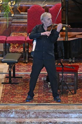 Konzert Sound of Sommerfrische mit Weltklsse Musikern in der Ortspfarrkirche Traunkirchen, im Rahmen der Salzkammergut Festwochen Gmunden, fotografiert am 05.09.26. Das Bild zeigt den Geiger Roland Greutter als Solisten vor dem Altar der Pfarrkirche 2026 - Konzert Sound of Sommerfrische mit Weltklsse Musikern in der Ortspfarrkirche Traunkirchen, im Rahmen der Salzkammergut Festwochen Gmunden, am 05.09.26
