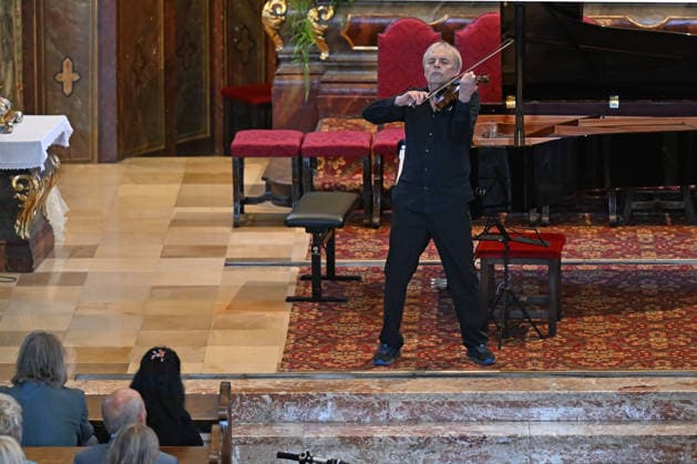 Konzert Sound of Sommerfrische mit Weltklsse Musikern in der Ortspfarrkirche Traunkirchen, im Rahmen der Salzkammergut Festwochen Gmunden, fotografiert am 05.09.26. Das Bild zeigt den Geiger Roland Greutter als Solisten vor dem Altar der Pfarrkirche 2026 - Konzert Sound of Sommerfrische mit Weltklsse Musikern in der Ortspfarrkirche Traunkirchen, im Rahmen der Salzkammergut Festwochen Gmunden, am 05.09.26