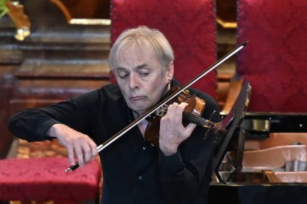 Konzert Sound of Sommerfrische mit Weltklsse Musikern in der Ortspfarrkirche Traunkirchen, im Rahmen der Salzkammergut Festwochen Gmunden, fotografiert am 05.09.26. Das Bild zeigt den Geiger Roland Greutter als Solisten vor dem Altar der Pfarrkirche 2026 - Konzert Sound of Sommerfrische mit Weltklsse Musikern in der Ortspfarrkirche Traunkirchen, im Rahmen der Salzkammergut Festwochen Gmunden, am 05.09.26